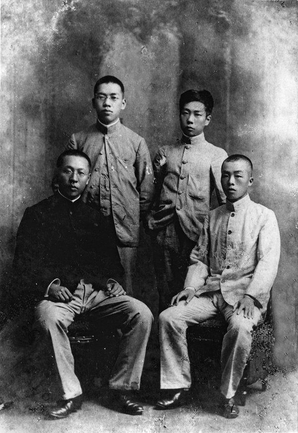 1903年摄于东京,与鲁迅并排而立者许寿裳,许寿裳前面坐者邵明之,鲁迅